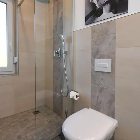 - Lilo Monteur - * לוקנוואלדה